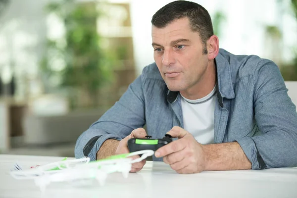 Mann Spielt Mit Einer Kleinen Quadrocopter Drohne — Stockfoto