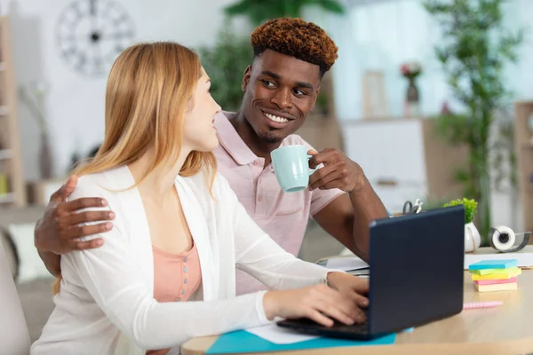 Glückliches Paar Prüft Papierrechnungen Die Online Bezahlt Werden — Stockfoto