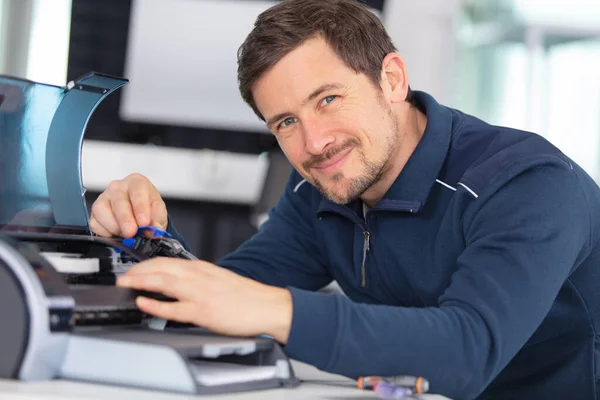 Smiling Handyman Fixing Printer Office — Stock Photo, Image