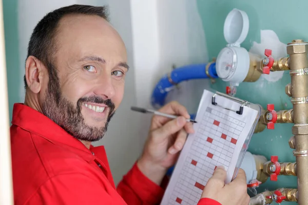 Porträt Des Installateurs Beim Ablesen Des Wasserzählers — Stockfoto