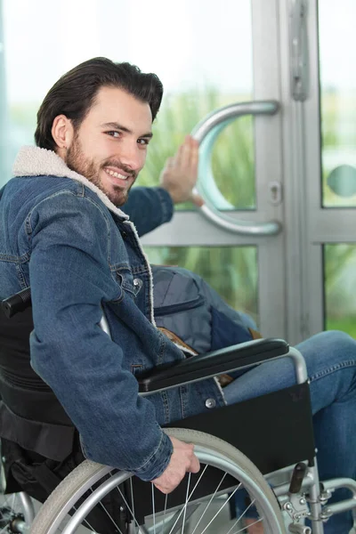 Yougn Άνθρωπος Αναπηρία Έξοδο Από Κτίριο — Φωτογραφία Αρχείου