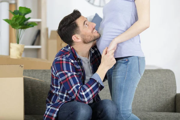 Couple Enceinte Après Achat Leur Première Maison — Photo