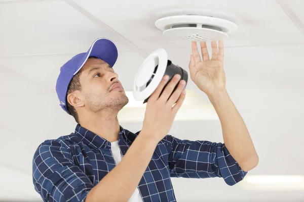 Slotenmaker Onderzoekt Ventilatie Het Plafond — Stockfoto