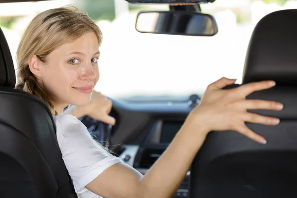 Hermosa Mujer Mirando Hacia Atrás Mientras Conduce Coche —  Fotos de Stock