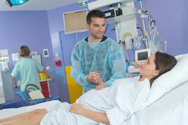 Woman Having Contraction Giving Birth Hospital Husband — Stock Photo, Image