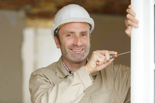 Constructor Masculino Feliz Durante Instalación Puerta — Foto de Stock