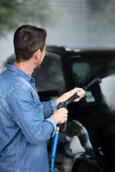 Man Werknemer Wassen Auto Een Auto Wassen — Stockfoto