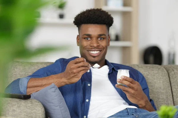 Joven Hombre Sonriente Comiendo Yogur — Foto de Stock