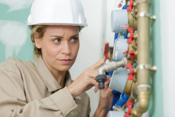 Fontanero Femenino Que Fija Contador Agua Con Llave Ajustable —  Fotos de Stock