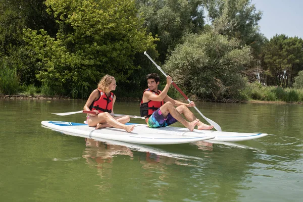 Paar Roeien Hun Paddle Board — Stockfoto
