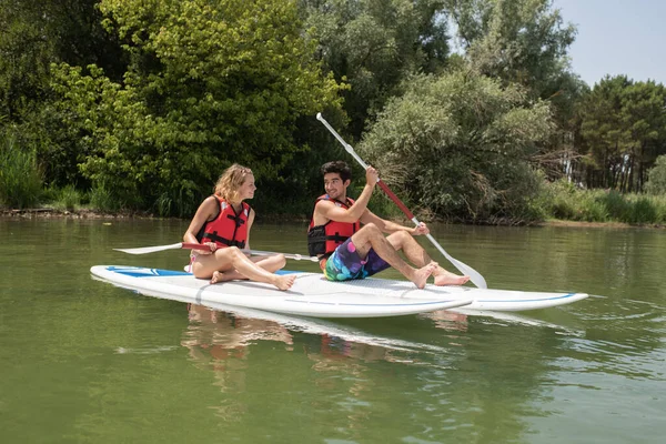 Pareja Remando Tabla Paddle —  Fotos de Stock