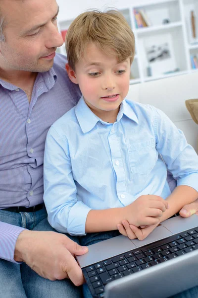 Far Och Son Med Bärbar Dator — Stockfoto
