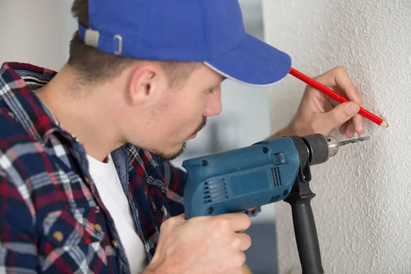 Uomo Punto Sul Muro Con Una Matita — Foto Stock