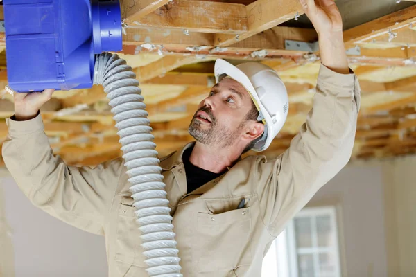 Mannelijke Aannemer Installeert Nieuw Ventilatiesysteem — Stockfoto