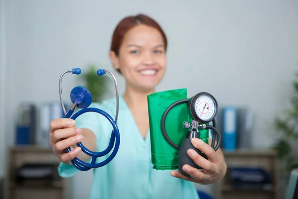 Medical Staff Showing Stethoscope — Stock Photo, Image