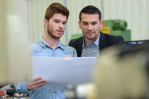 Gerente Aprendiz Con Planes Fábrica — Foto de Stock