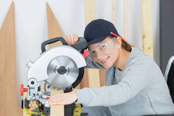 Mulher Construtor Sorrindo Posando — Fotografia de Stock