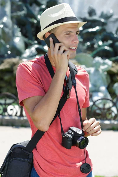 Άνθρωπος Τουρίστας Χρησιμοποιώντας Έξυπνο Τηλέφωνο Στο Ταξίδι — Φωτογραφία Αρχείου
