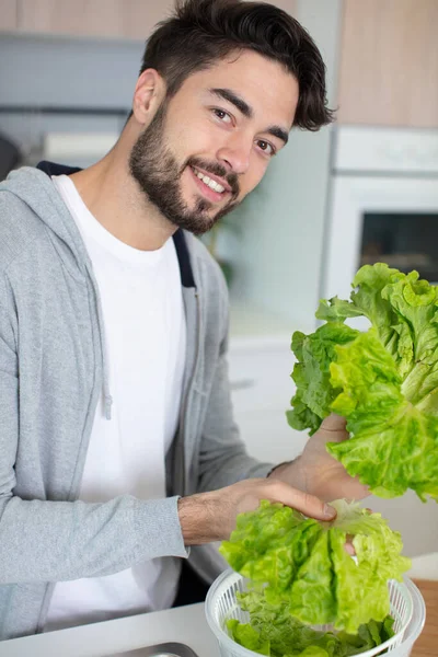 Netter Und Fröhlicher Mann Hält Grünen Salat Den Händen — Stockfoto