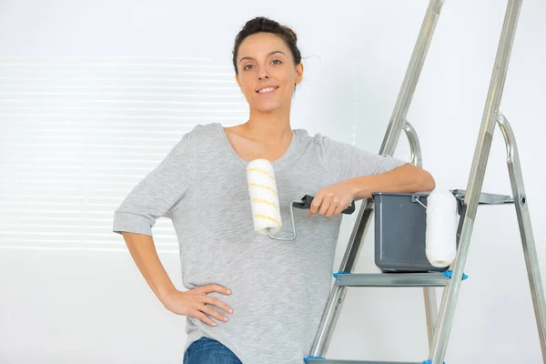 Retrato Mujer Por Escalera Sosteniendo Rodillo Pintura — Foto de Stock