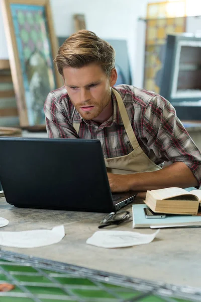 Männlicher Arbeiter Mit Laptop Der Online Arbeitet — Stockfoto