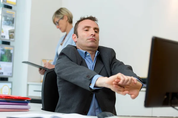 Hombre Estirándose Escritorio Oficina Agentes Inmobiliarios — Foto de Stock