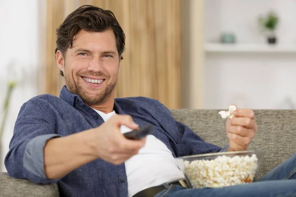 Muž Miskou Popcornu Sledování Televize — Stock fotografie