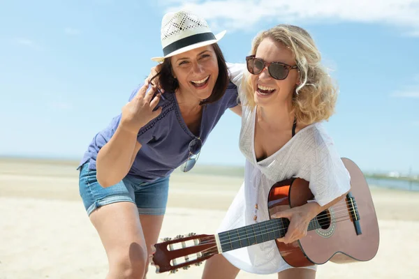Two Female Friends Hangout Beach — Stock Photo, Image