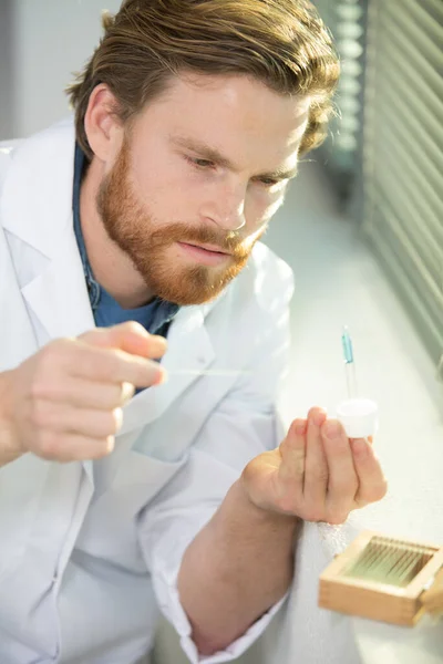 Mannelijke Chemische Wetenschapper Plaats Monster Van Vloeistof Microscoop Dia — Stockfoto