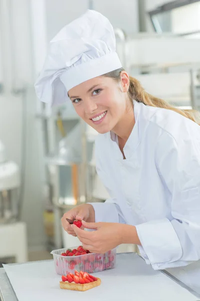 Chef Cutting Strawberries Decorate Tart — Stock Photo, Image