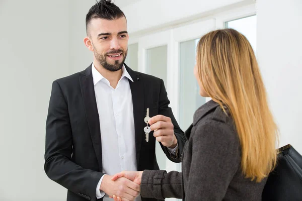 Hand Fastighetsmäklare Ger Nycklar Till Kvinna — Stockfoto