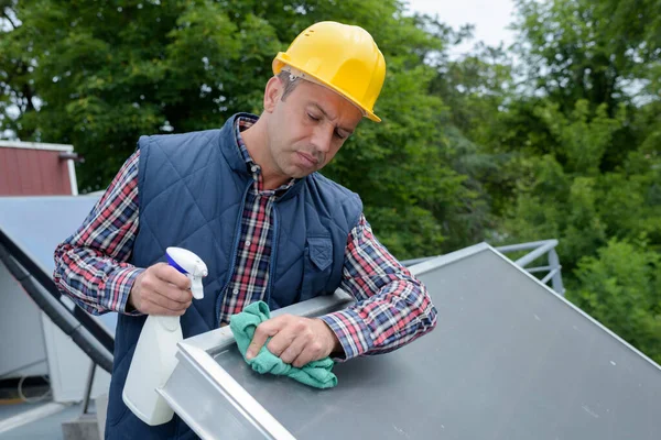 Een Werknemer Schoonmaken Zonnepaneel — Stockfoto