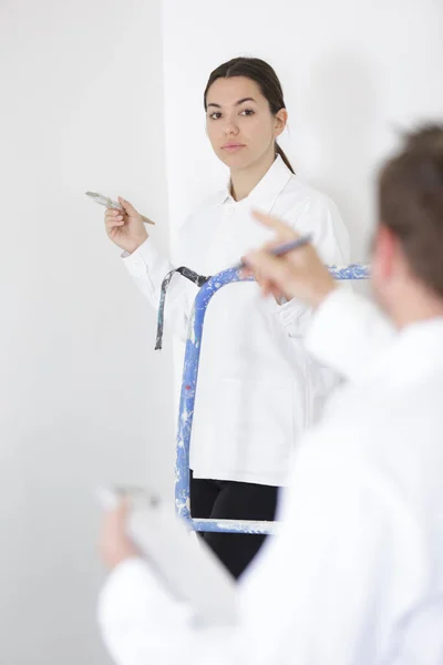 Porträt Eines Jungen Paares Beim Gemeinsamen Bemalen Von Wänden — Stockfoto