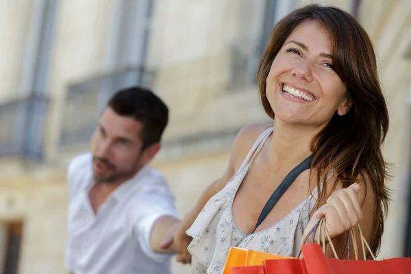 Novia Arrastrando Novio Para Compras —  Fotos de Stock