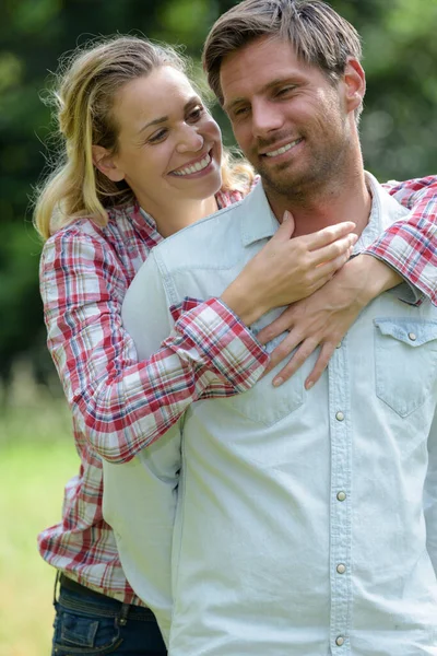 Lyckligt Kärleksfullt Par Njuter Hösten Utomhus — Stockfoto
