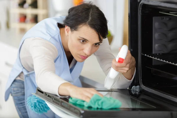 Een Vrouw Maakt Oven Schoon — Stockfoto