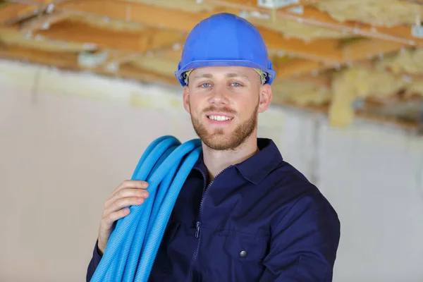 Ein Glücklicher Bauarbeiter Mit Pfeifen — Stockfoto