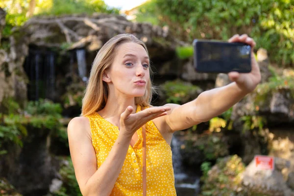 Bonita Mujer Vestido Haciendo Selfie Oudtoors —  Fotos de Stock