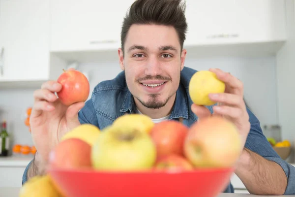 Hombre Sosteniendo Dos Variedades Manzana — Foto de Stock