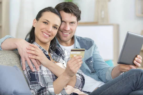 Feliz Pareja Compras Línea Con Celebración Tarjeta Crédito Portátil —  Fotos de Stock