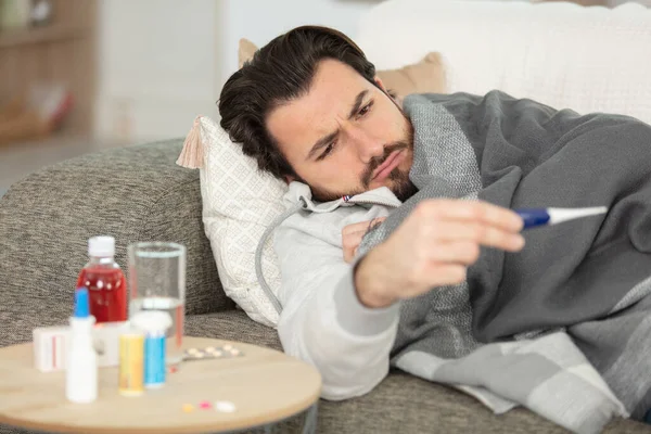 Erkeklerde Grip Virüsü Alerji Solunumu Var — Stok fotoğraf