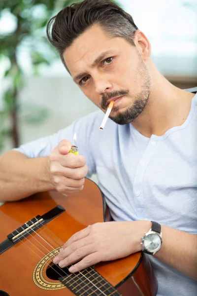 Jonge Gitarist Speelt Gitaar Rookt Een Sigaret — Stockfoto