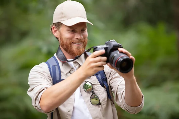 Fotógrafo Masculino Revendo Fotos Câmera Campo — Fotografia de Stock