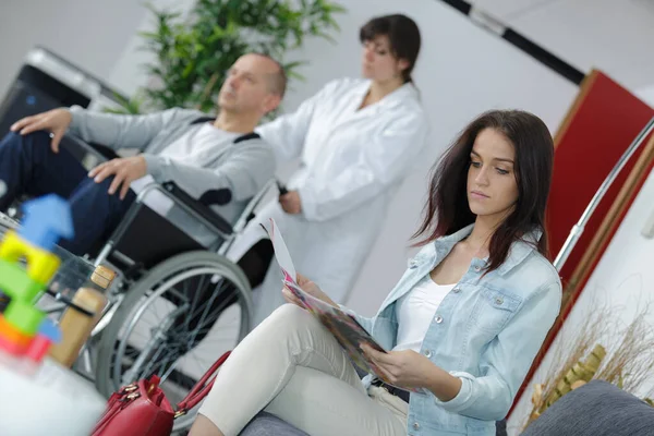 Kvinnlig Patient Sitter Läkare Väntrum — Stockfoto
