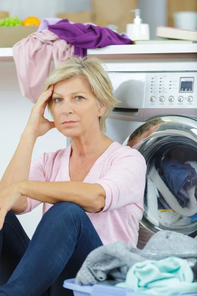 Stanca Donna Anziana Dopo Aver Caricato Lavatrice Casa — Foto Stock