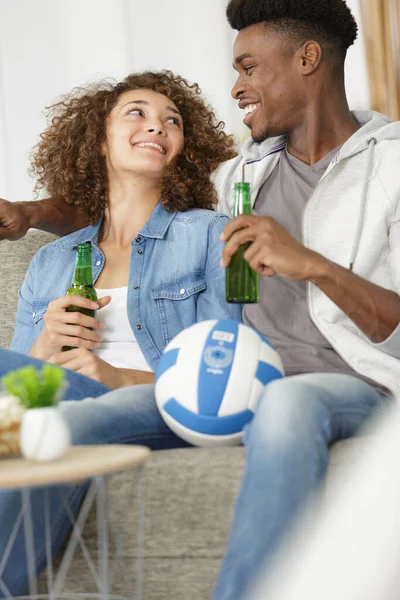 Foto Casal Falando Segurando Garrafa Cerveja — Fotografia de Stock