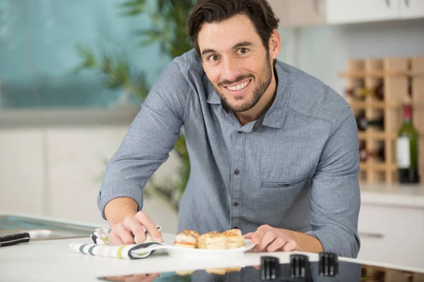 Man Preparing Plate Appetizers — Stock Photo, Image