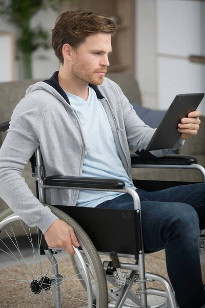 Glücklicher Mann Mit Tablet Sitzt Rollstuhl Hause — Stockfoto