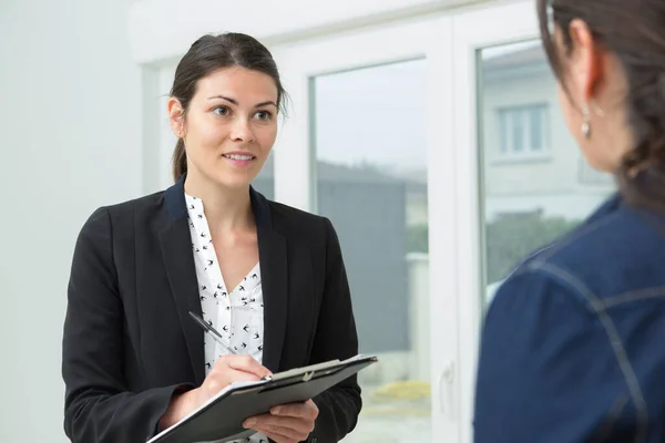 Immobilienmaklerin Gespräch Mit Ihrem Klienten — Stockfoto