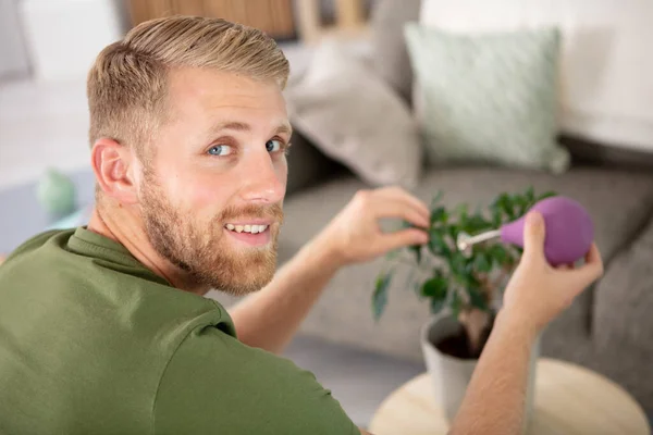 Attrayant Jeune Homme Arrosant Des Plantes — Photo